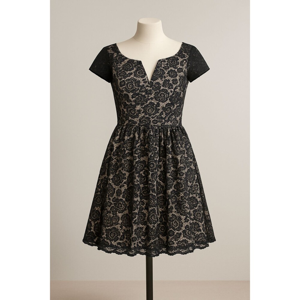 Chi Chi London Women’s Dress 6 Black Cream Floral Lace Fit Flare Retro